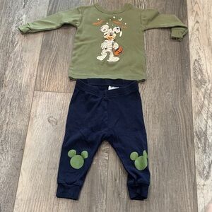 Gap Disney Green and Navy Baby Outfit with Mummy Print